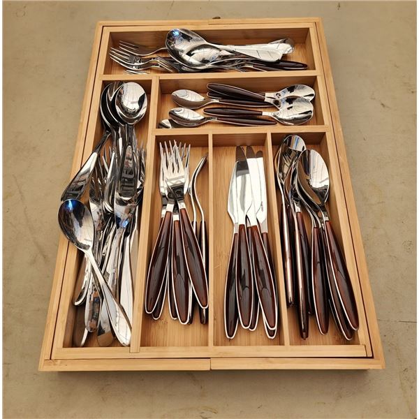 539 --SET OF UTENSILS