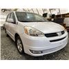 Image 8 : A12O -- 2005 TOYOTA SIENNA, WHITE, 221388 KMS, FRONT WHEEL DRIVE