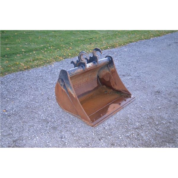 SoCotech 42" ditching bucket, QT, bolt on cutting edge, fits Kubota excavator, used