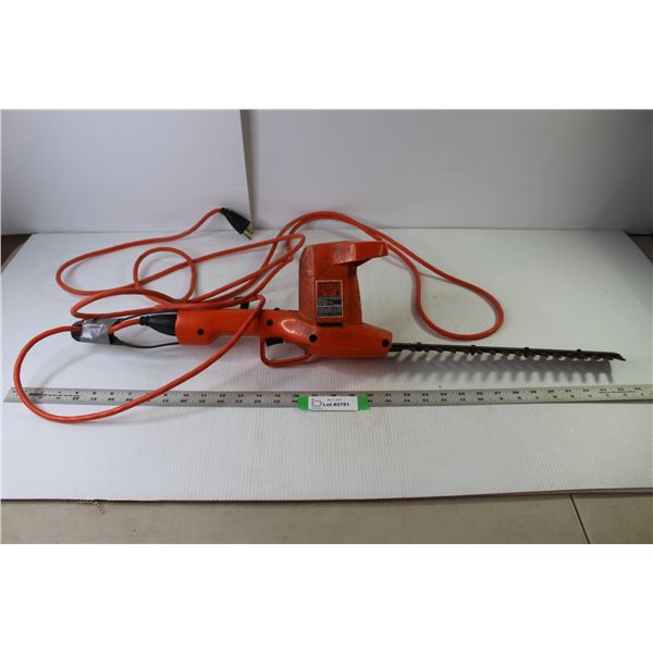 Black & Decker 330mm Double Edge Hedge Trimmer (Operational)