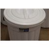 Image 3 : * (4) Mistral Plastic Garbage Cans with Lids