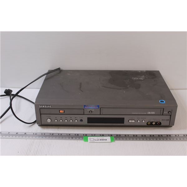 Samsung DVD & VHS Player - Powers On