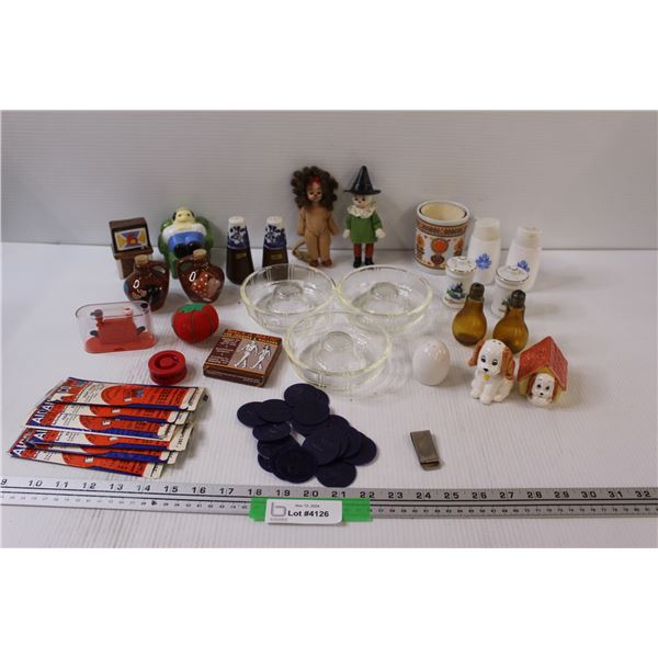 (2) Wizard of Oz Figurines (Scarecrow & Lion), (3) Clear Glass Glassbake Bundt Dishes, (20) A & W To