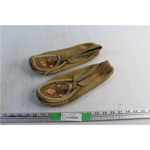 Vintage Cowhide Moccasins - Size 11/12 M - Needs Bead Repair