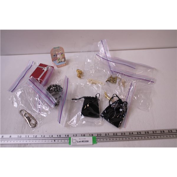 Costume Jewellery, Figurine