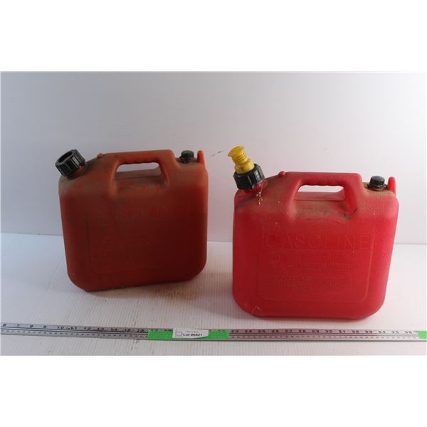 (2) 9.4 L Plastic Jerry Gas Cans