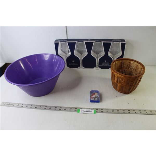 The Hampton Collection Set of 4 Outdoor Drinkware Wine 16 oz (NIB), Small Wicker Basket, Plastic Hal