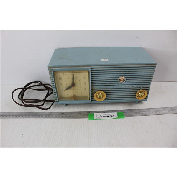 Vintage RCA Victory Radio- Has Crack