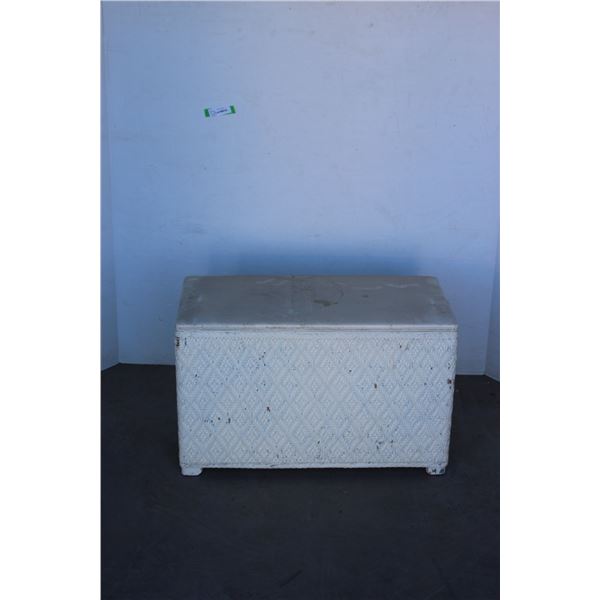 *** Vintage Faux Wicker Clothes Hamper Bench Seat  28” x 17” x 14”