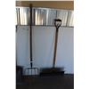 Image 5 : *** (4) Garden Tools: Grain Shovel, Snow Shovel, Pitch Fork, Square Mouth Shovel