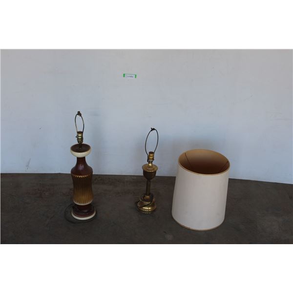 *** (2) Vintage End Table Lamps w/ One Shade - as is