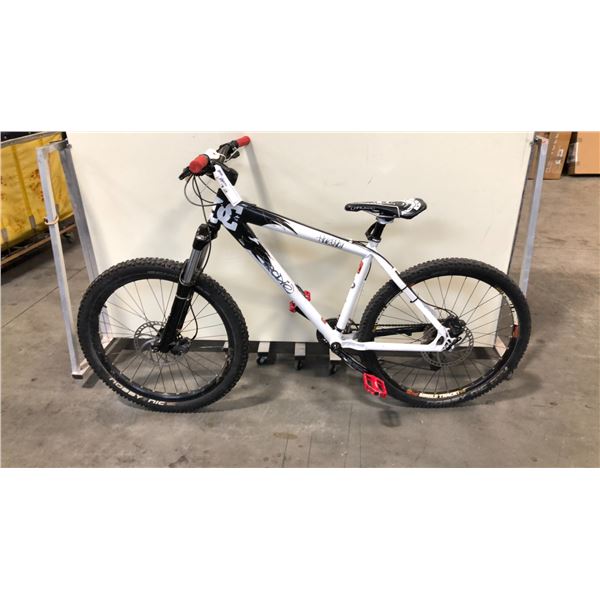 WHITE/BLACK BRODIE HOLESHOT 18-SPEED FRONT SUSPENSION MOUNTAIN BIKE