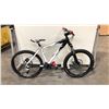 Image 2 : WHITE/BLACK BRODIE HOLESHOT 18-SPEED FRONT SUSPENSION MOUNTAIN BIKE