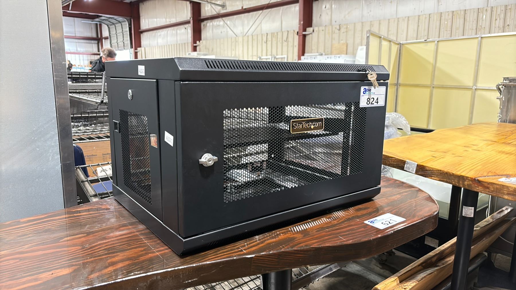 STARTECH.COM 6U WALL MOUNT RACK ENCLOSURE WITH KEYS AND MANUAL