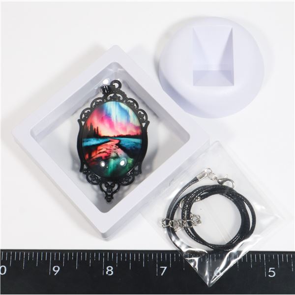 ELEGANT NORTHERN LIGHTS OVAL PENDANT NECKLACE IN