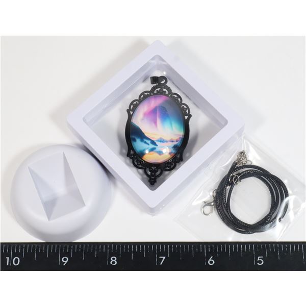 ELEGANT NORTHERN LIGHTS OVAL PENDANT NECKLACE IN