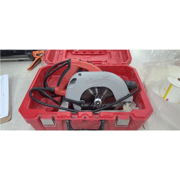 MILWAUKEE 7 1/4 CIRCULAR SAW MODEL 6390-20 COMES WITH BLADE