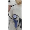 Image 4 : BOX OF TIRE GUAGES AND HOSES
