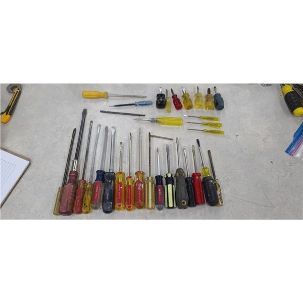 30 ASSORTED FLAT HEAD SCREW DRIVERS