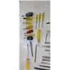 Image 9 : 30 ASSORTED FLAT HEAD SCREW DRIVERS