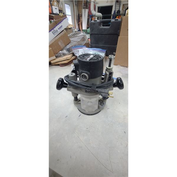 PORTER CABLE 690LRVS HEAVY DUTY VARIABLE SPEED ROUTER (DIAL IS MISSING, ROUTER STILL WORKS) COMES WI