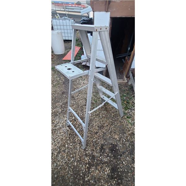 4' 6" LIGHT WEIGHT LADDER