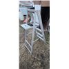Image 1 : 4' 6" LIGHT WEIGHT LADDER
