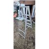 Image 3 : 4' 6" LIGHT WEIGHT LADDER