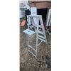 Image 4 : 4' 6" LIGHT WEIGHT LADDER