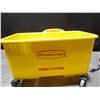 Image 1 : Rubbermaid Bucket on Wheels