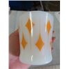 Image 3 : 2 Fire King mugs - red and diamond graphics