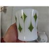 Image 2 : 2 Fire King mugs - green diamonds