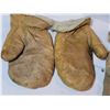 Image 4 : Vintage leather mitts.