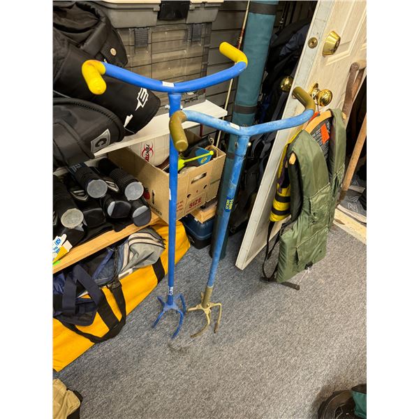 Garden claw weed pullers