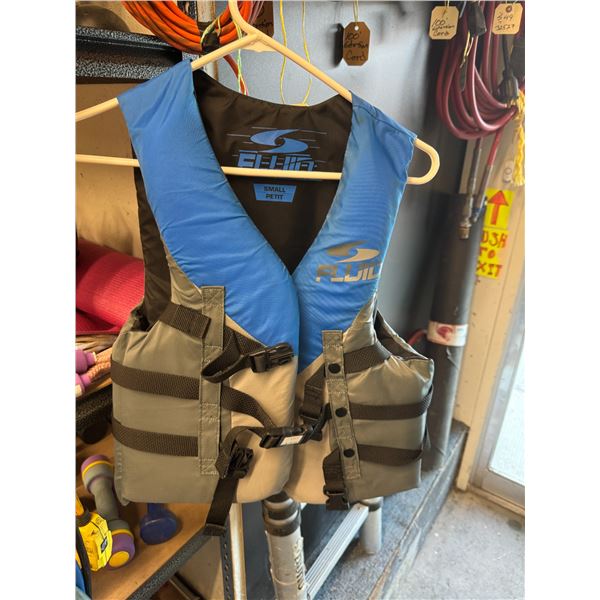 Fluid small lifejacket