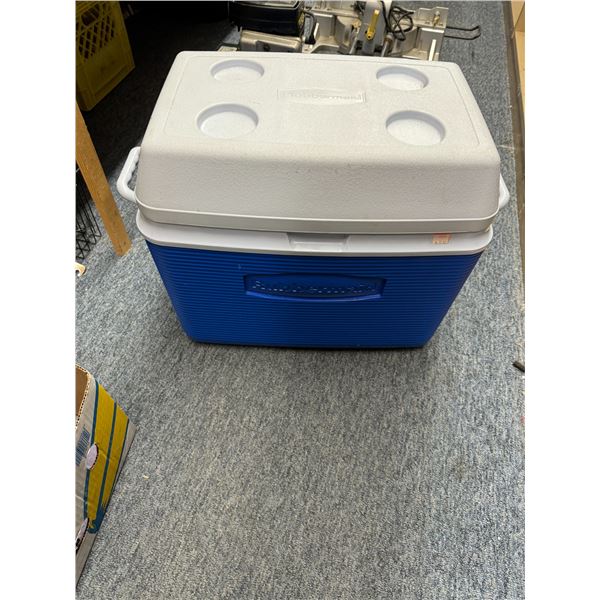 Rubbermaid cooler