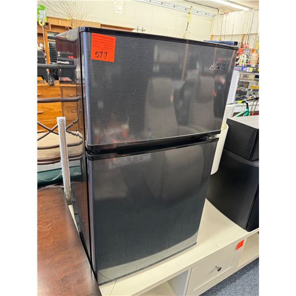 Arctic king fridge 18 1/2" x 19 1/2" deep 33 inches tall