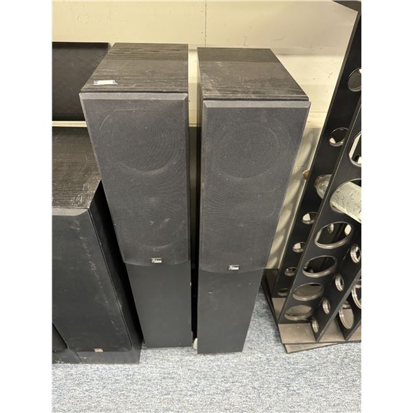 2 reference audio floor speakers