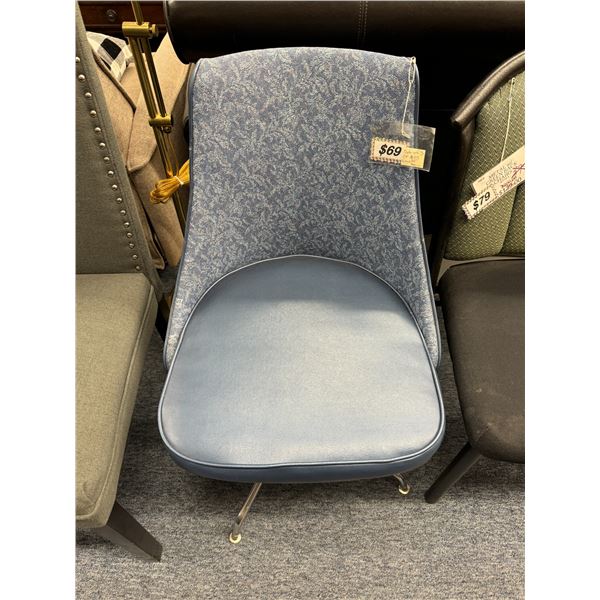 3 chairs (only 1 pictured)