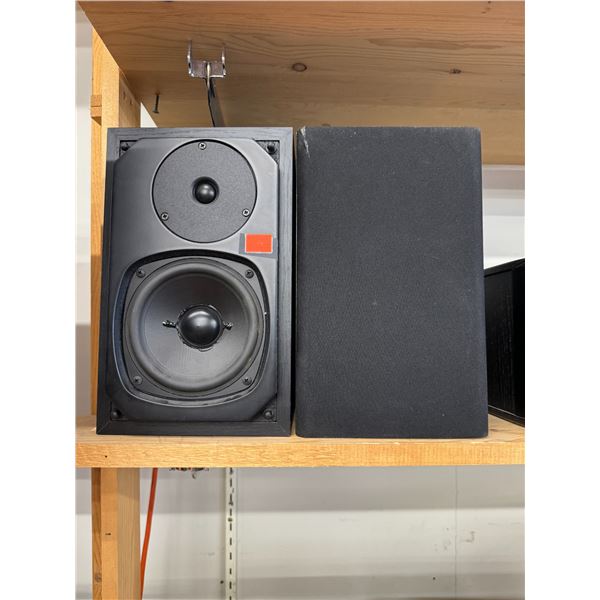 2 bookshelf speakers