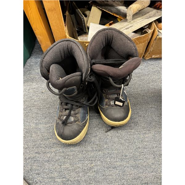 Snow board boots 9