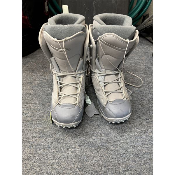 Snowboard boots 8