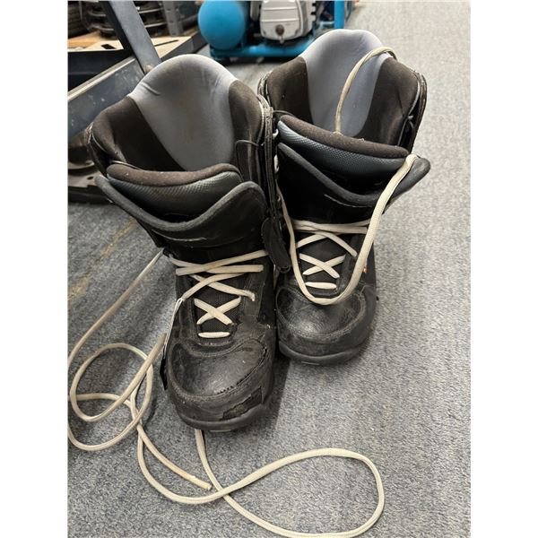 Snow board boots 11