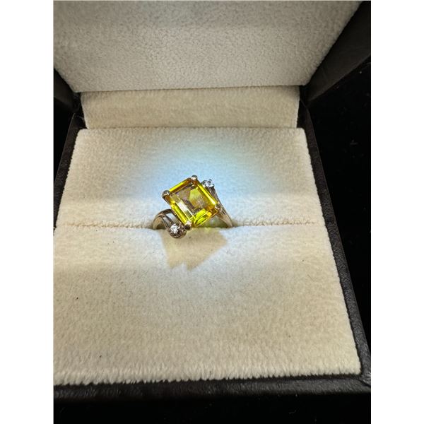 Gold ring yellow side diamonds 10k 2.6g