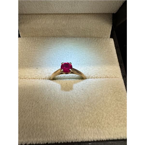 Gold ring red stone 10k 2g