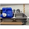 Image 1 : Sink with water jug