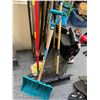 Image 1 : 4 yard tools and a mop