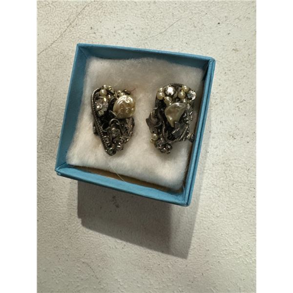Vintage clip on earrings Robert