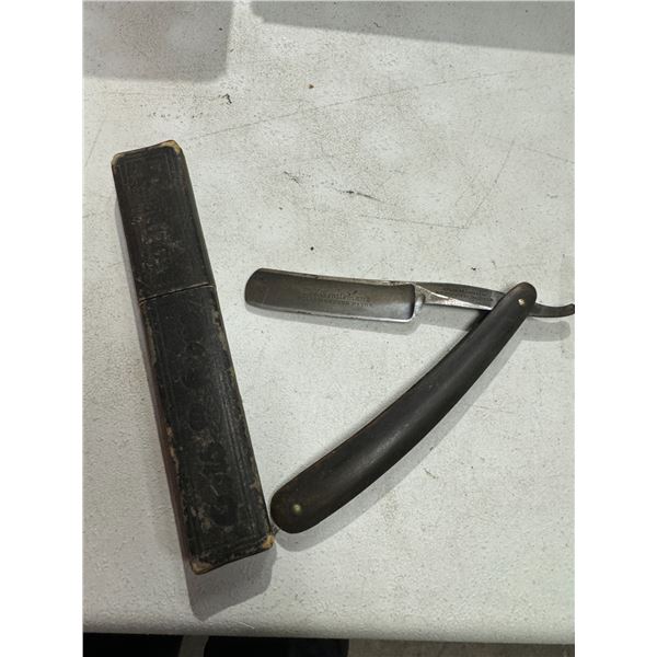 The gentlemen hollow ground razor