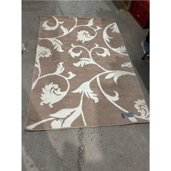 Area carpet 4' x 5 1/2'